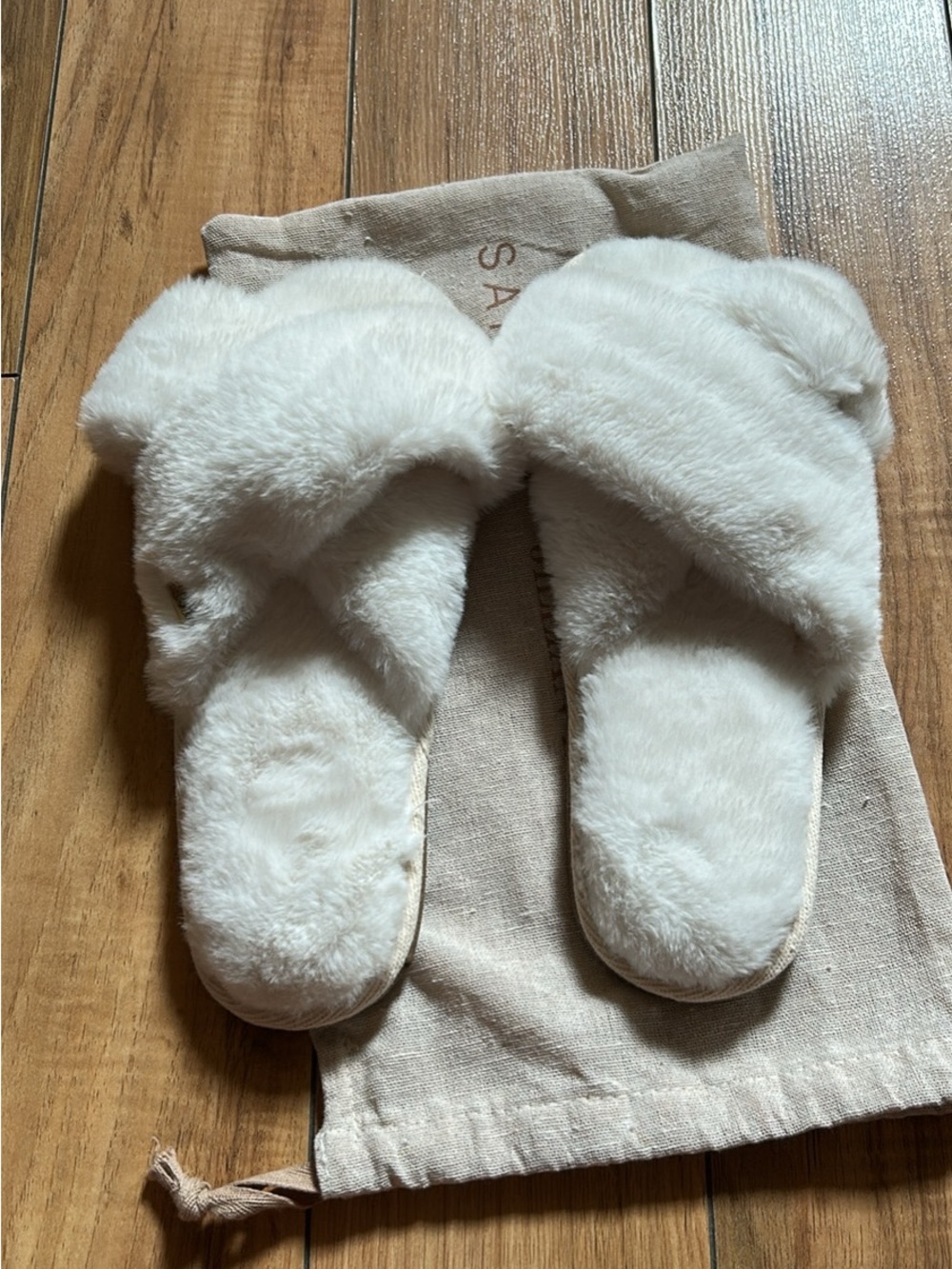 SAMARA x JILLIAN HARRIS Fuzzy Slippers - Cream. Medium
